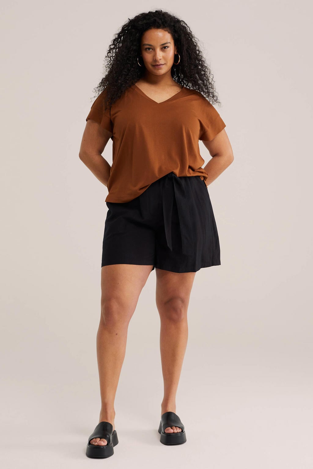 Zwarte dames WE Fashion Curve regular high waist casual short van viscose met elastische tailleband met koord en effen
