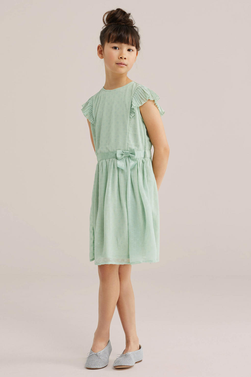 Groene meisjes WE Fashion korte jurk van polyether met effen, korte mouwen, ronde hals, knoopsluiting en plissé details