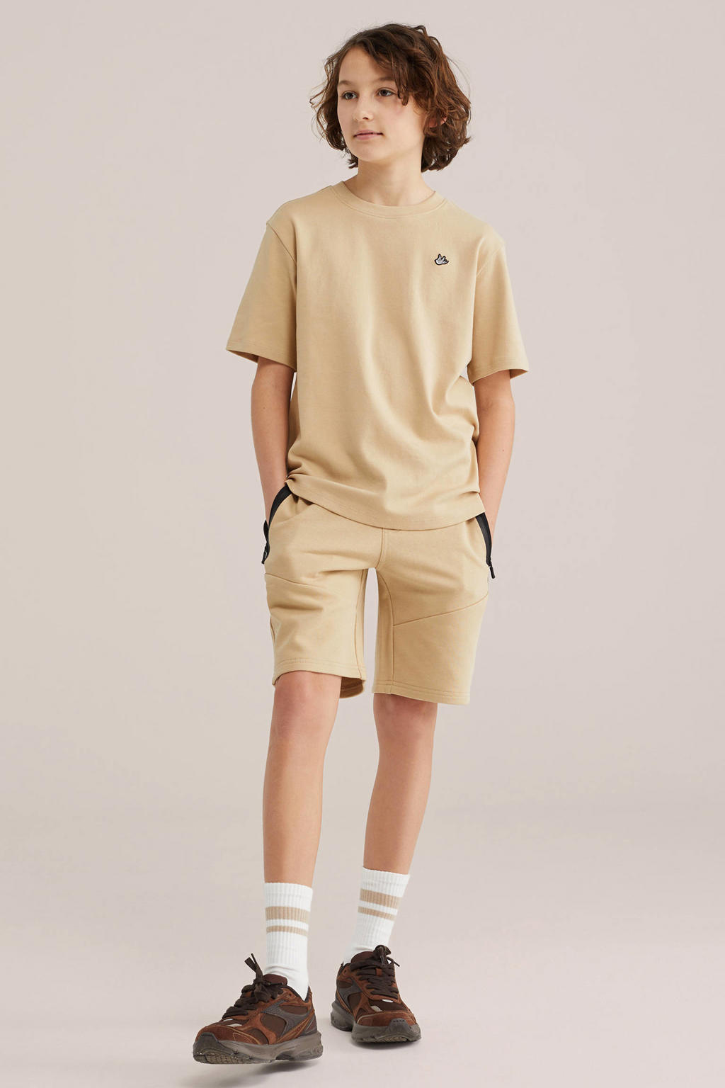 Zandkleurige jongens WE Fashion regular sweatshort met elastische tailleband met koord en effen