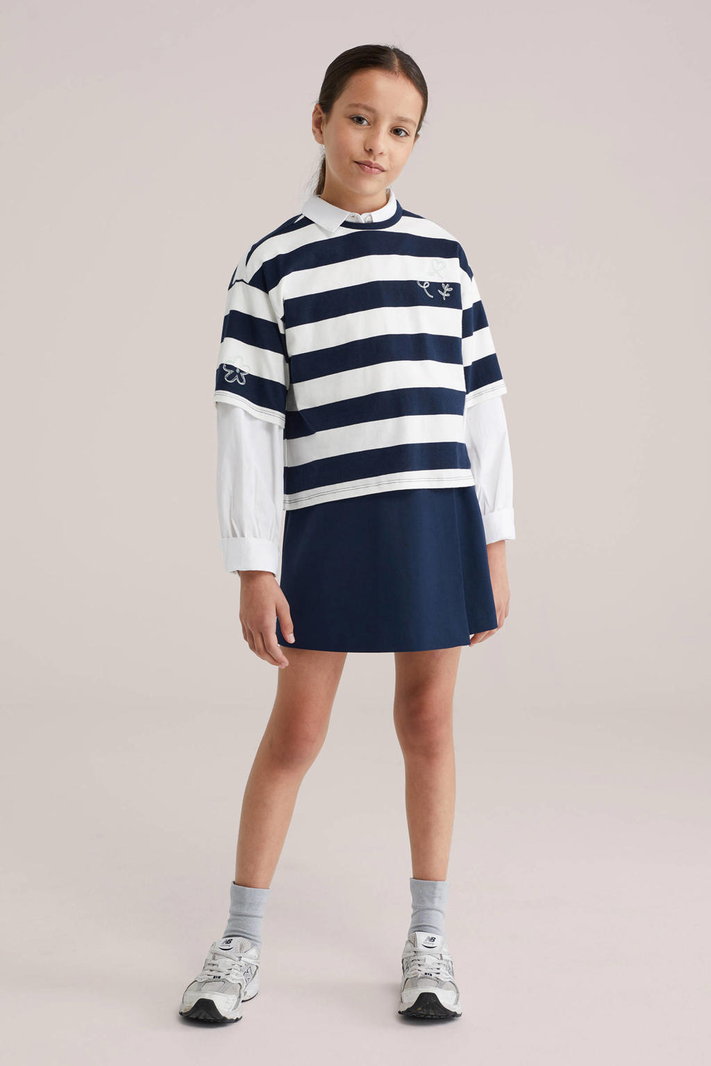 Donkerblauw en witte meisjes WE Fashion gestreepte T-shirt van katoen met korte mouwen, ronde hals en borduursels