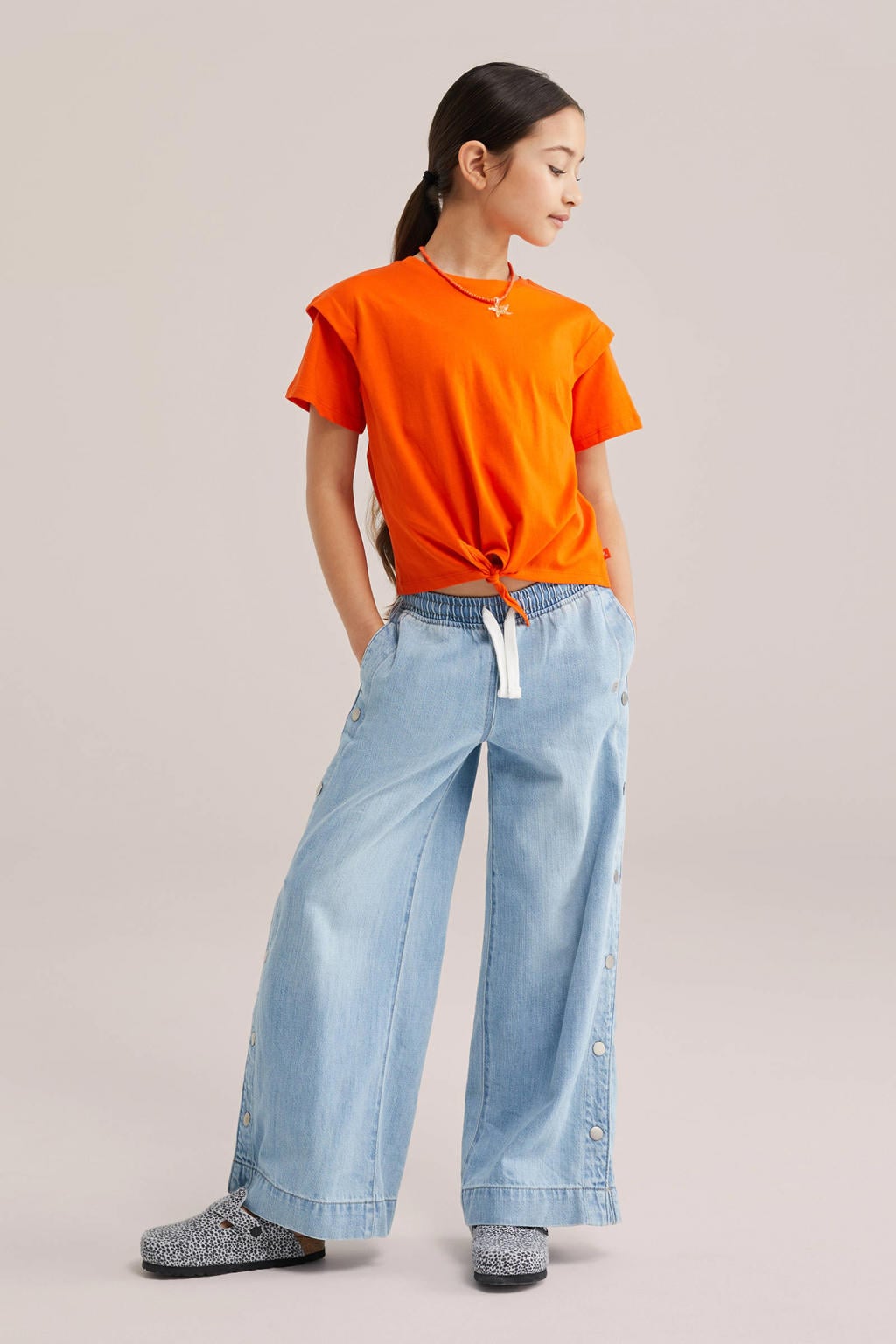 Oranje meisjes WE Fashion T-shirt van katoen met effen, korte mouwen, ronde hals en knoopdetail