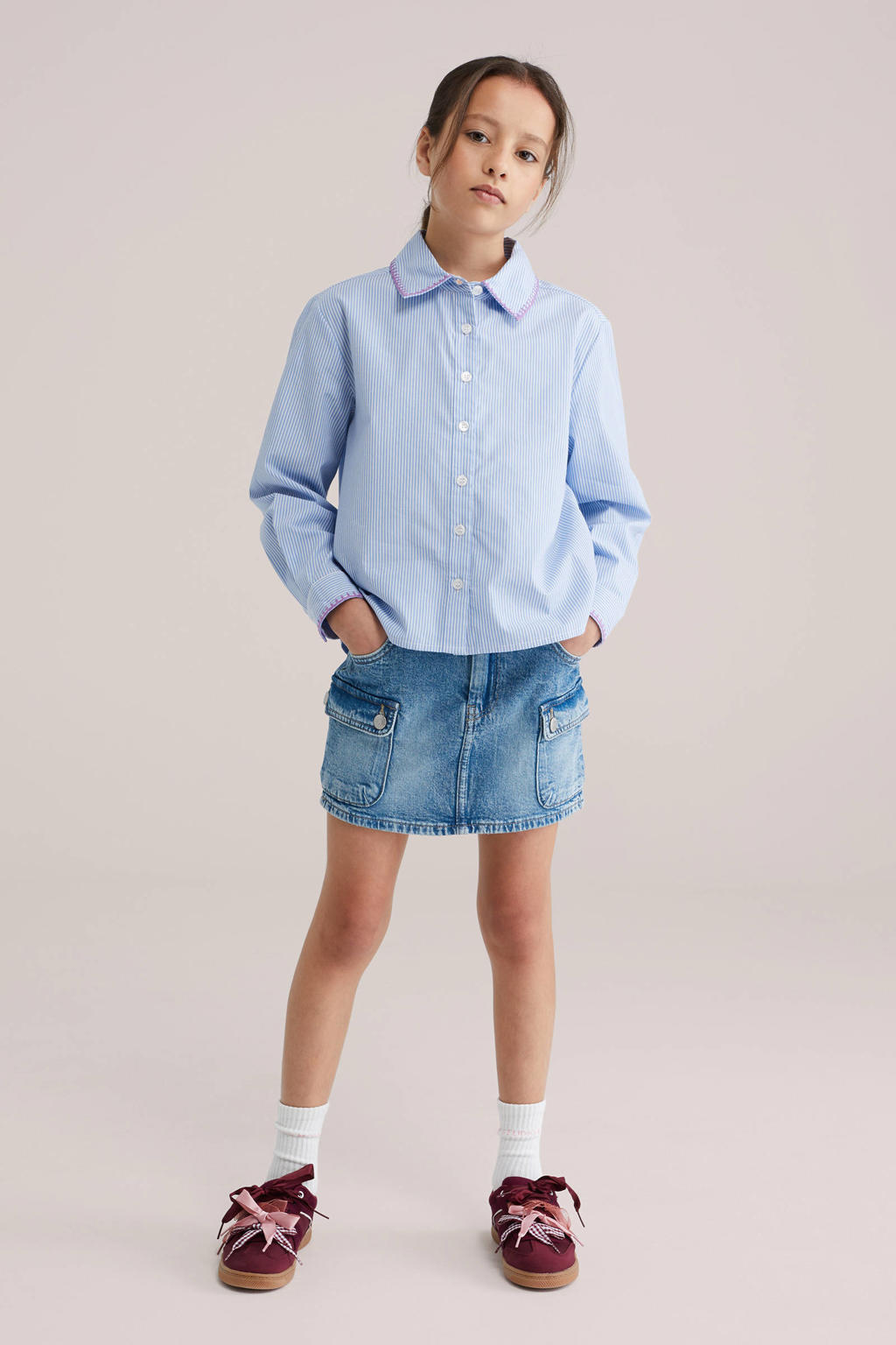 Blauwe meisjes WE Fashion gestreepte blouse van katoen met lange mouwen, klassieke kraag, knoopsluiting en contrast stiksels