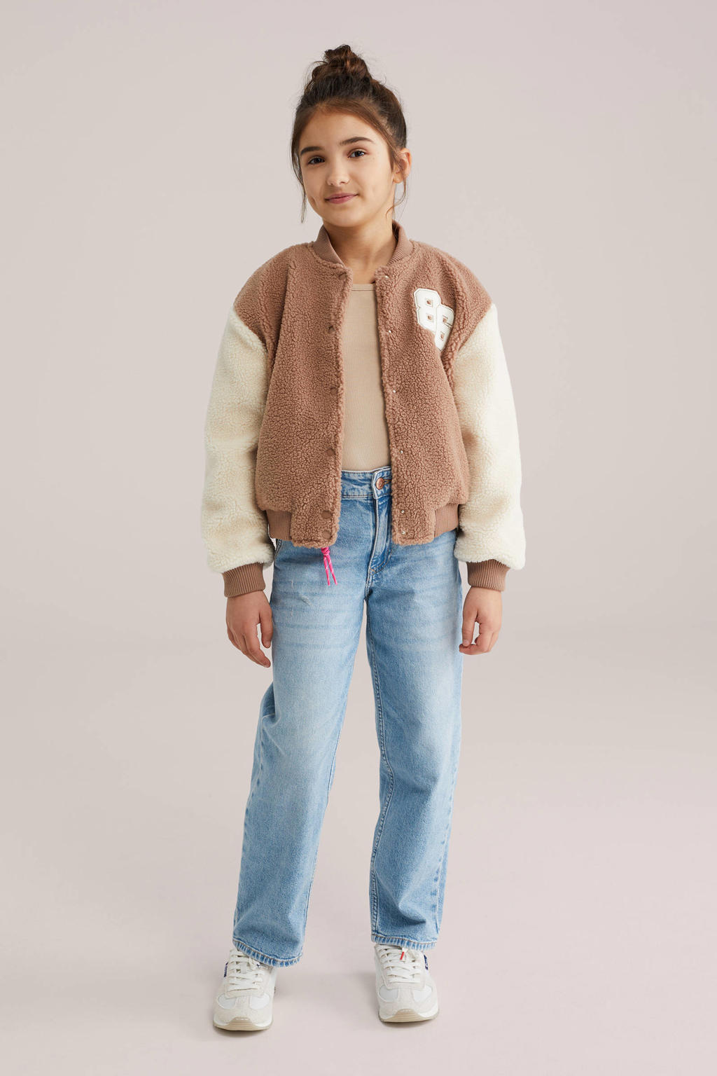 Lichtbruin en ecru meisjes WE Fashion bomberjack lente van polyester met printopdruk, lange mouwen, ronde hals, drukknoopsluiting en patches