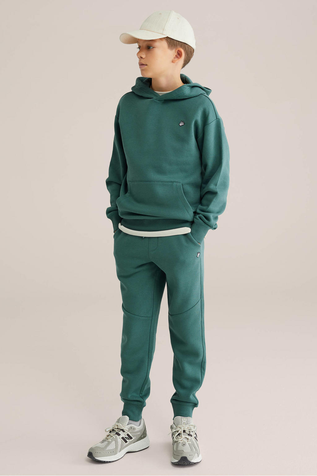 Groene jongens WE Fashion regular joggingbroek van sweat materiaal met elastische tailleband met koord en effen