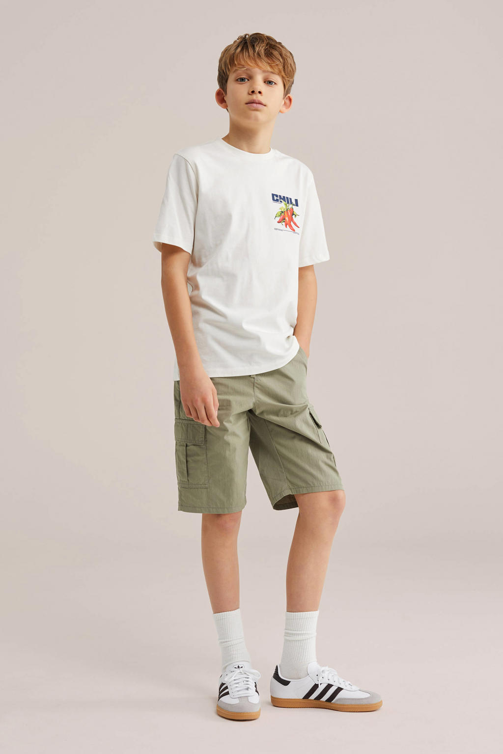 Olijfgroene jongens WE Fashion Blue Ridge loose fit cargo short van katoen met elastische tailleband met koord en effen