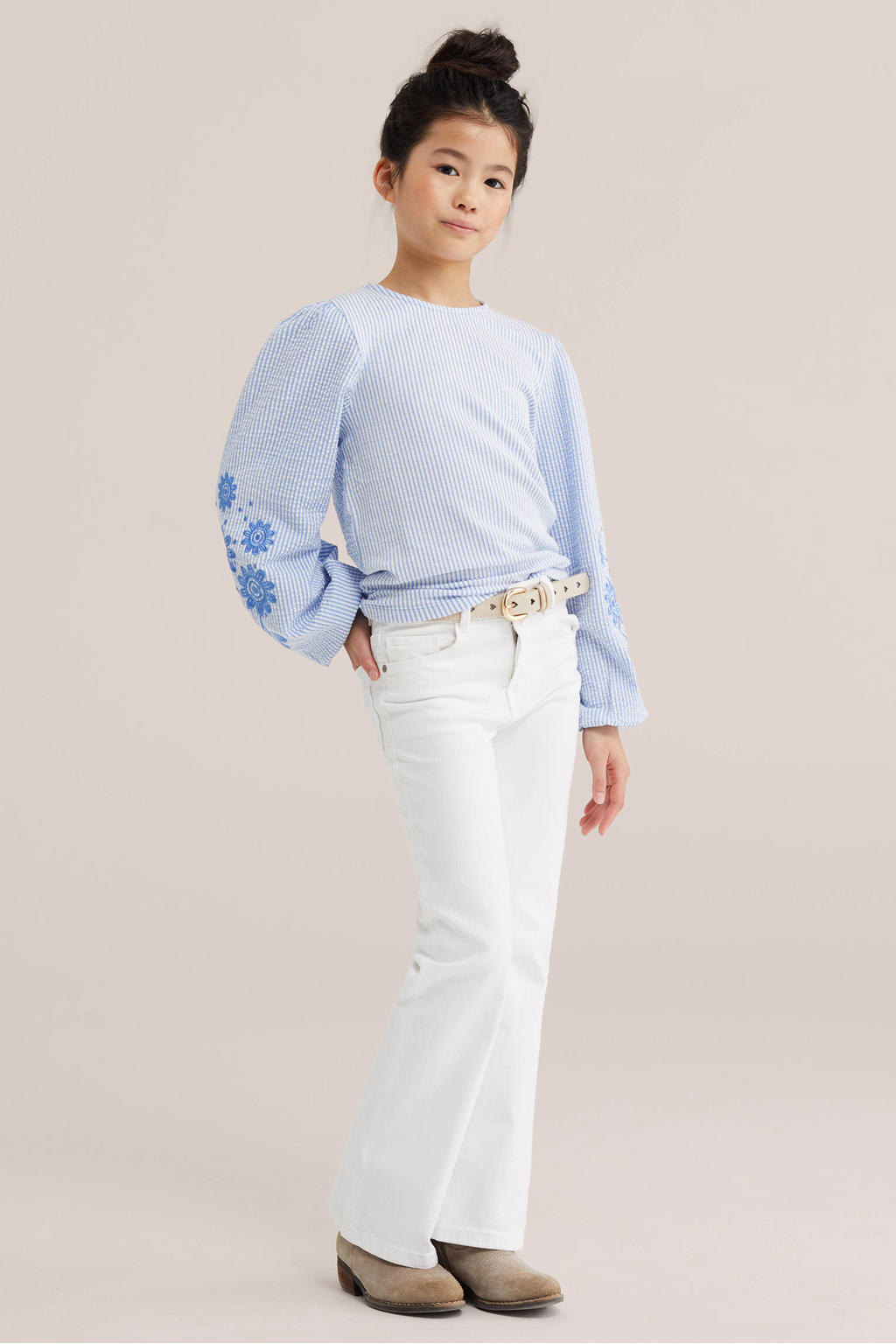 Lichtblauw en witte meisjes WE Fashion gestreepte gebloemde blousetop van katoen met lange mouwen, ronde hals en borduursels