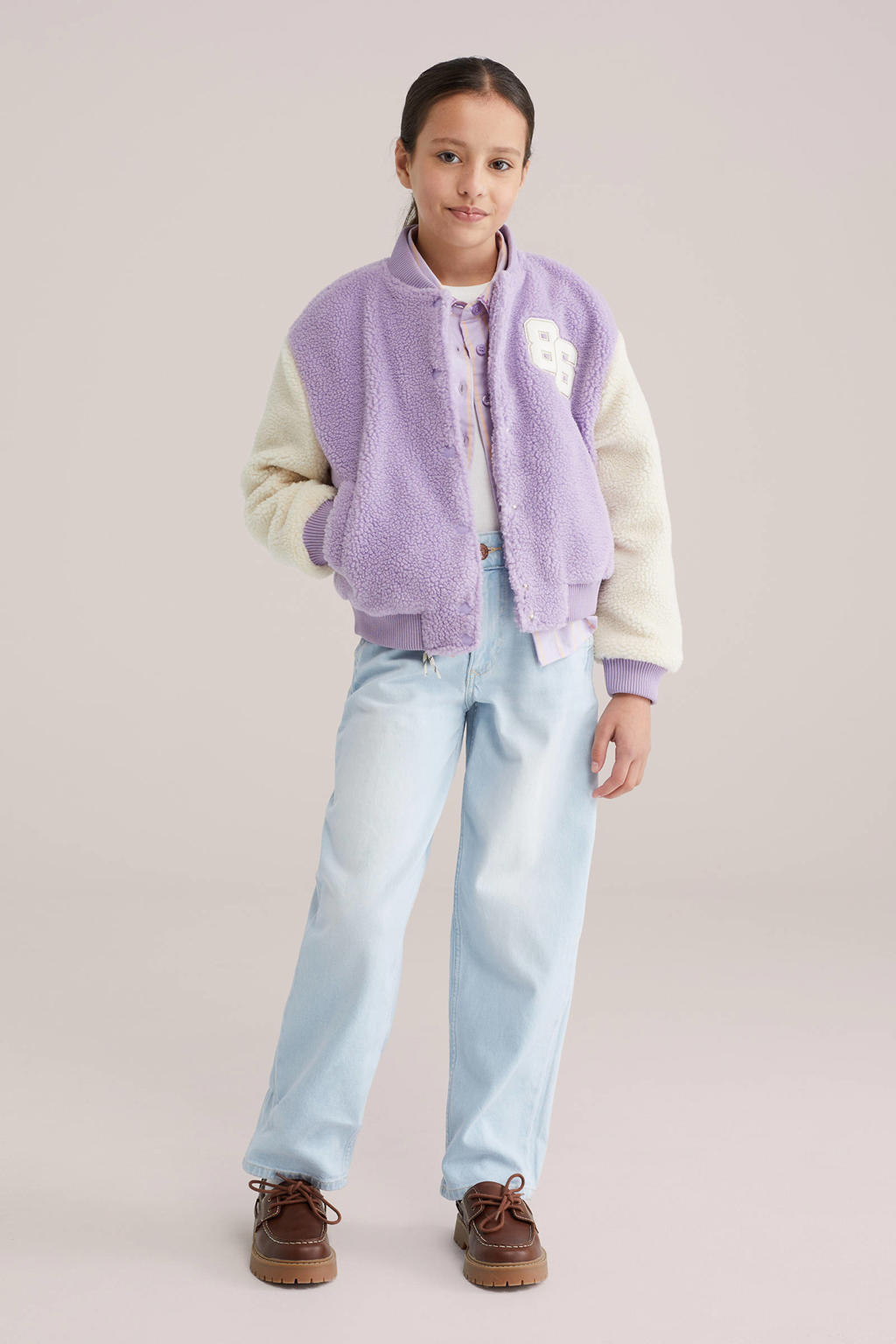 Lila en ecru meisjes WE Fashion bomberjack lente van polyester met printopdruk, lange mouwen, ronde hals, drukknoopsluiting en patches