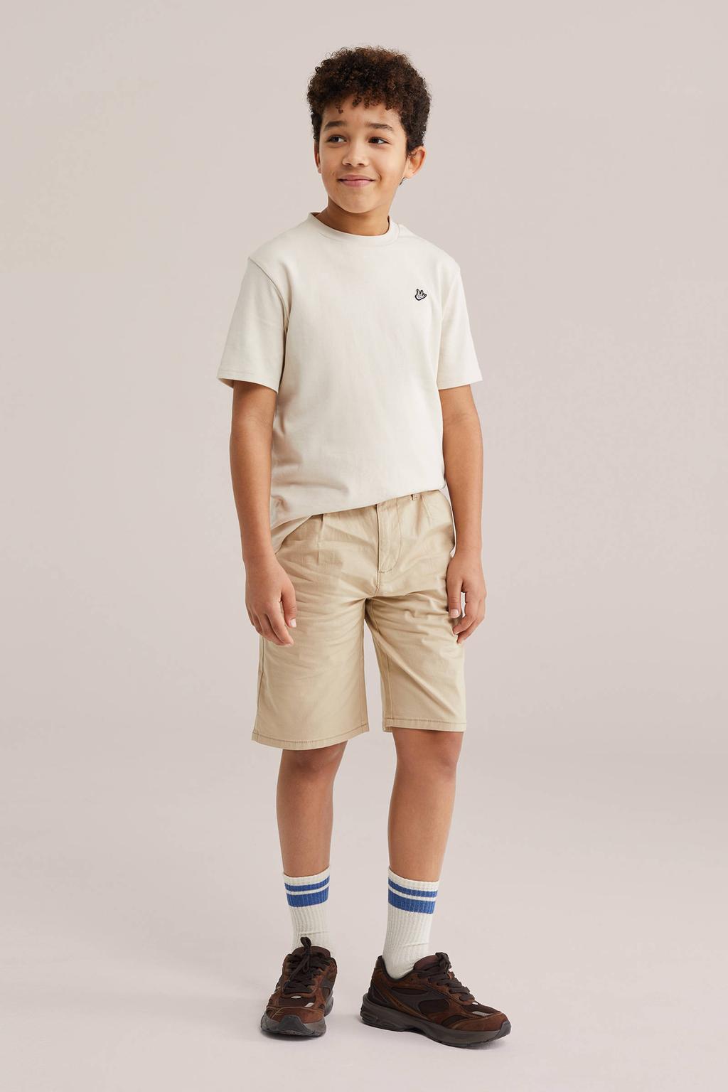 Beige jongens WE Fashion loose fit chino short van stretchkatoen met effen