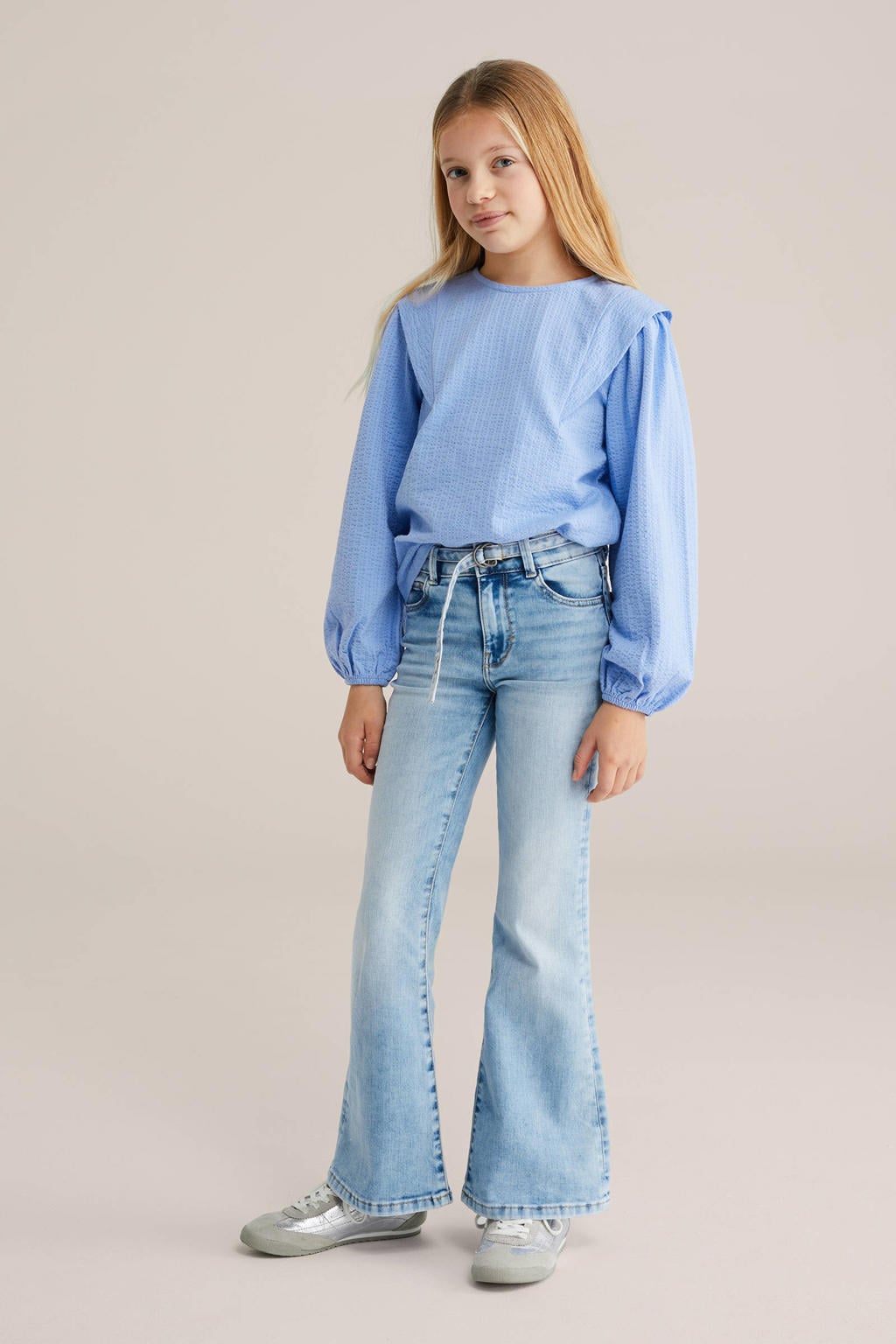 Lichtblauwe meisjes WE Fashion blousetop van katoen met effen, lange mouwen, ronde hals, knoopsluiting en textuur