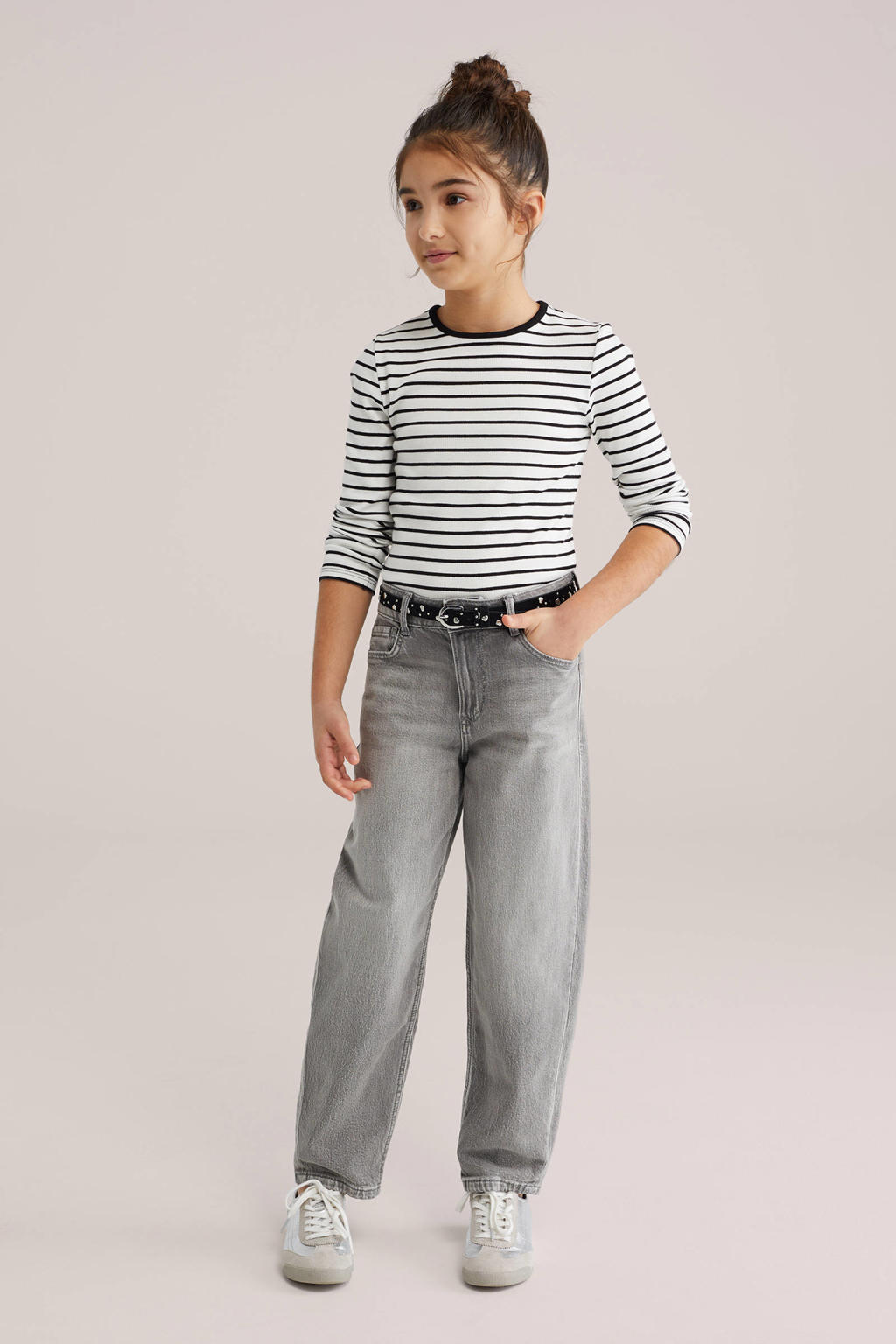 Grey denim meisjes WE Fashion Blue Ridge barrel jeans van denim met regular waist, rits- en knoopsluiting en effen