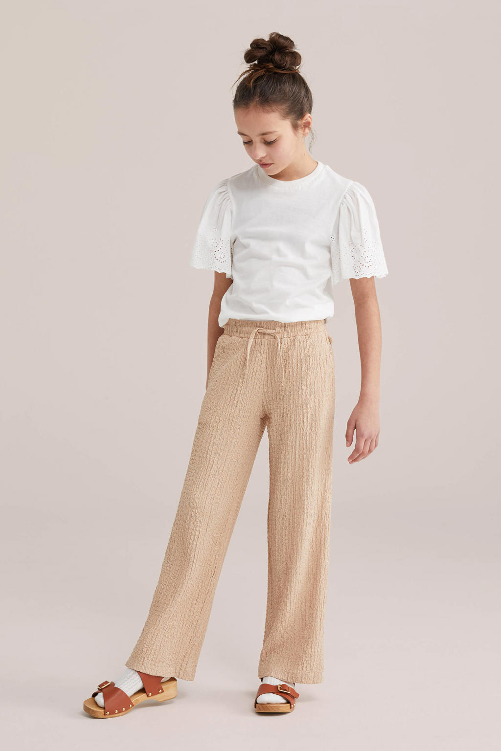 Beige meisjes WE Fashion loose casual broek van polyester met elastische tailleband met koord en effen
