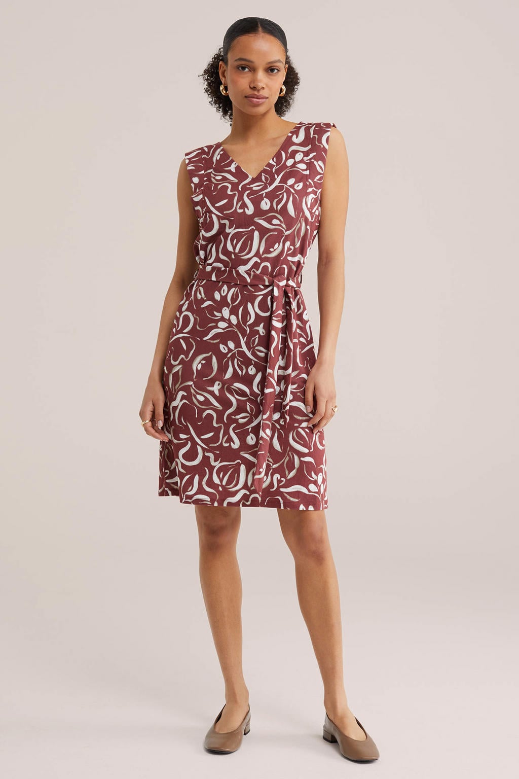 Donkerrood en ecru dames WE Fashion zomerjurk van viscose met V-hals en ceintuur