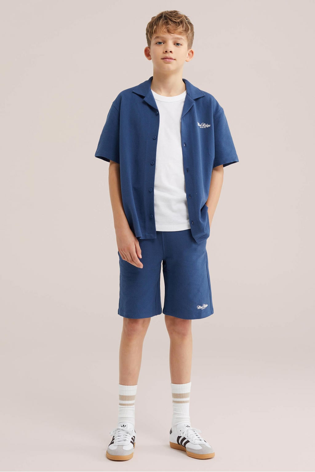 Donkerblauwe jongens WE Fashion Blue Ridge sweatshort met elastische tailleband met koord en printopdruk