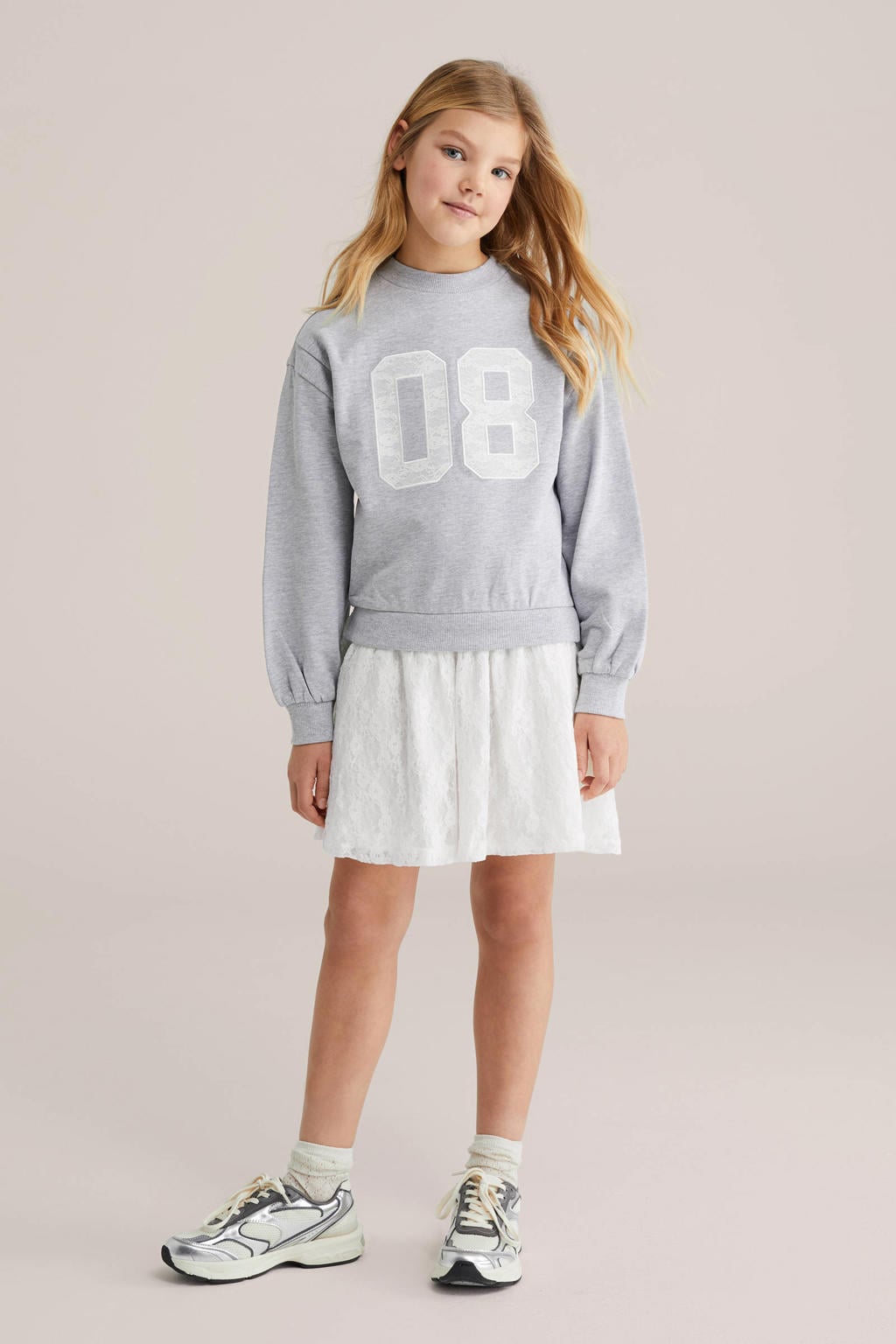 Lichtgrijs en witte meisjes WE Fashion sweatjurk met tekst print, lange mouwen en ronde hals