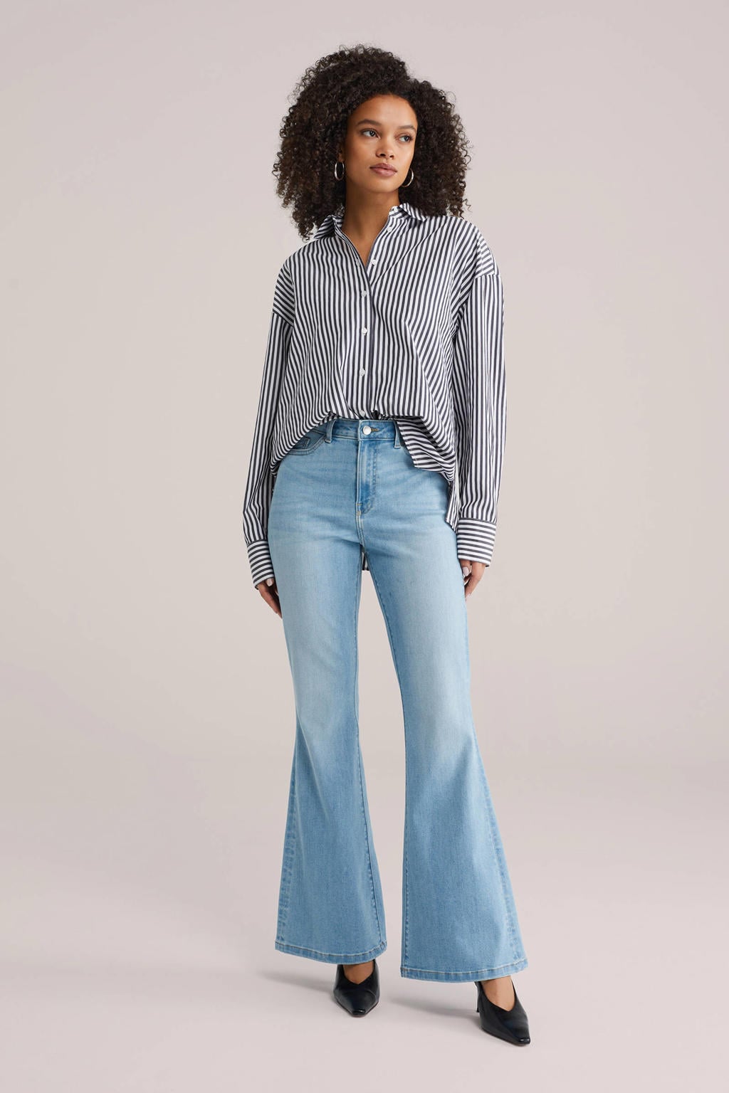 Light blue denim dames WE Fashion Blue Ridge high waist flared jeans van denim met rits- en knoopsluiting en effen
