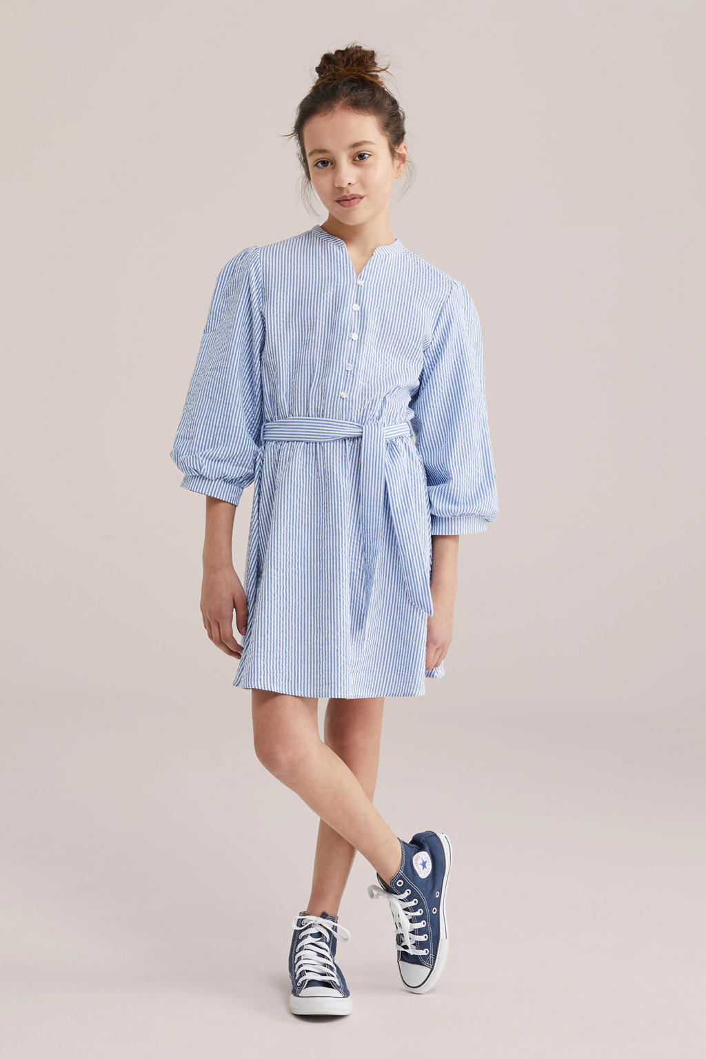 Blauwe meisjes WE Fashion gestreepte korte jurk van katoen met half lange mouwen, V-hals en knoopsluiting