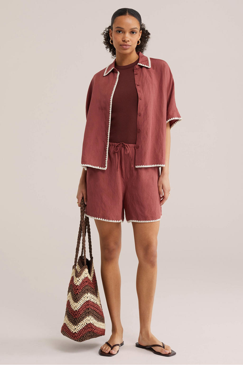 Oudroze en ecru dames WE Fashion regular waist casual short van viscose met elastische tailleband met koord en effen