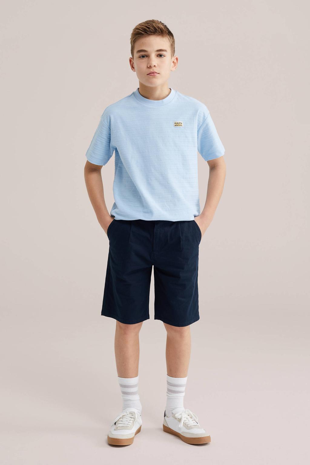 Donkerblauwe jongens WE Fashion loose fit chino short van stretchkatoen met effen