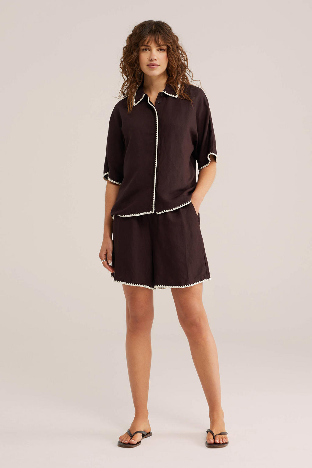 Donkerbruin en ecru dames WE Fashion regular waist casual short van viscose met elastische tailleband met koord en effen