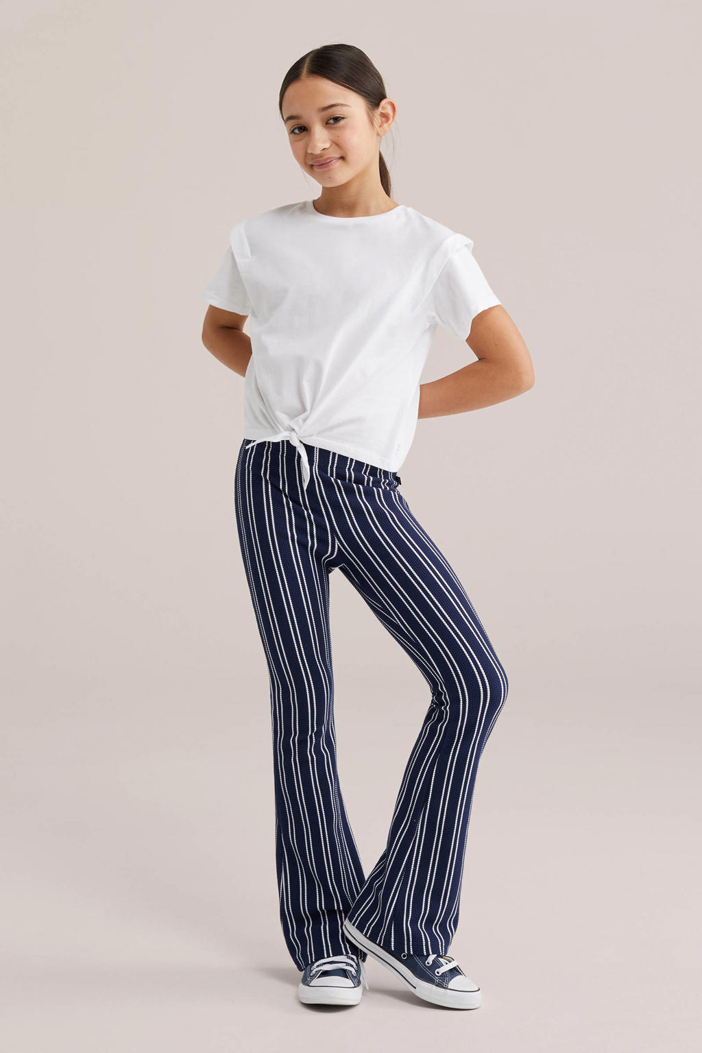 Donkerblauwe meisjes WE Fashion gestreepte flared broek van katoen met elastische tailleband