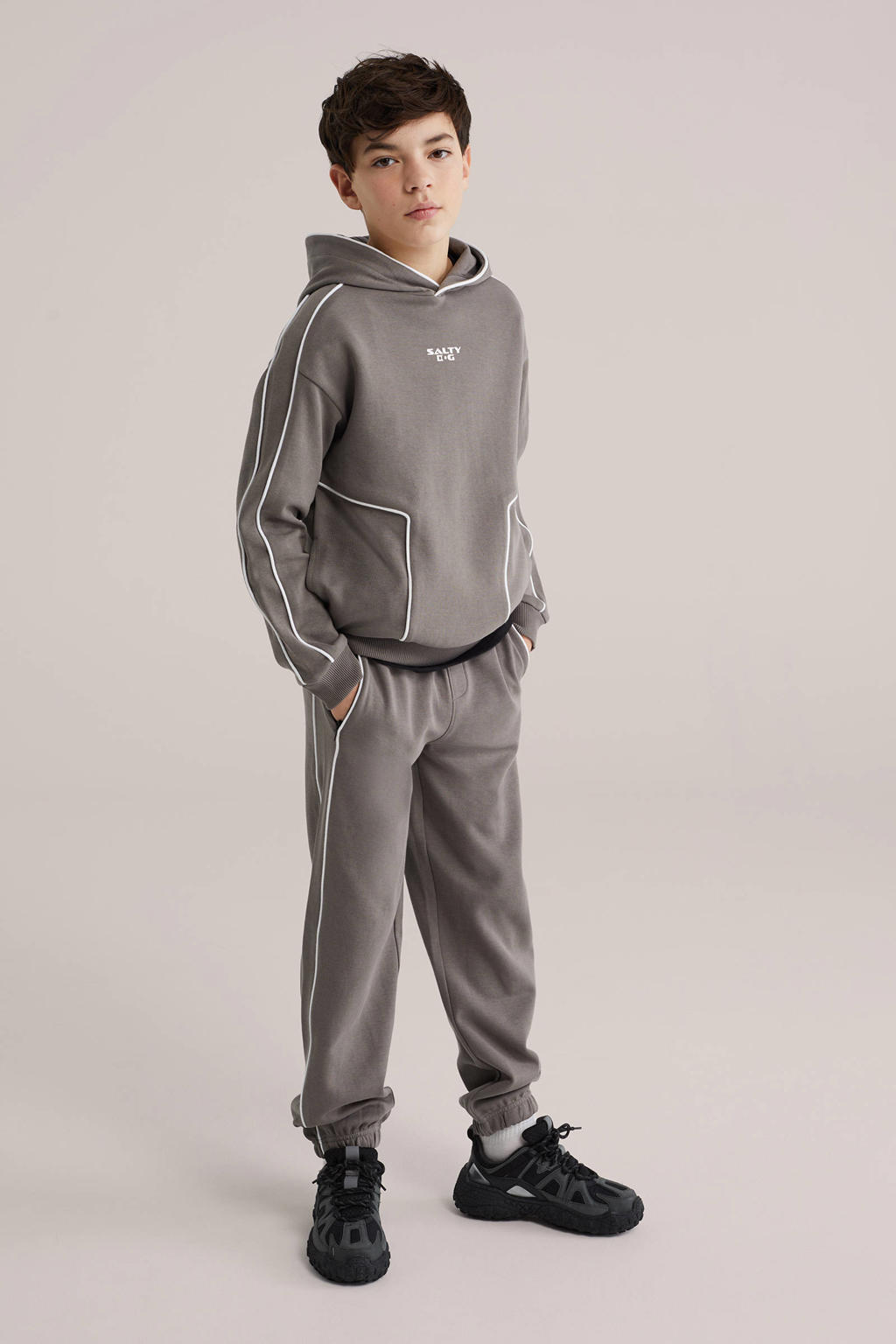 Taupe jongens Salty Dog slim casual broek van sweat materiaal met elastische tailleband met koord en effen
