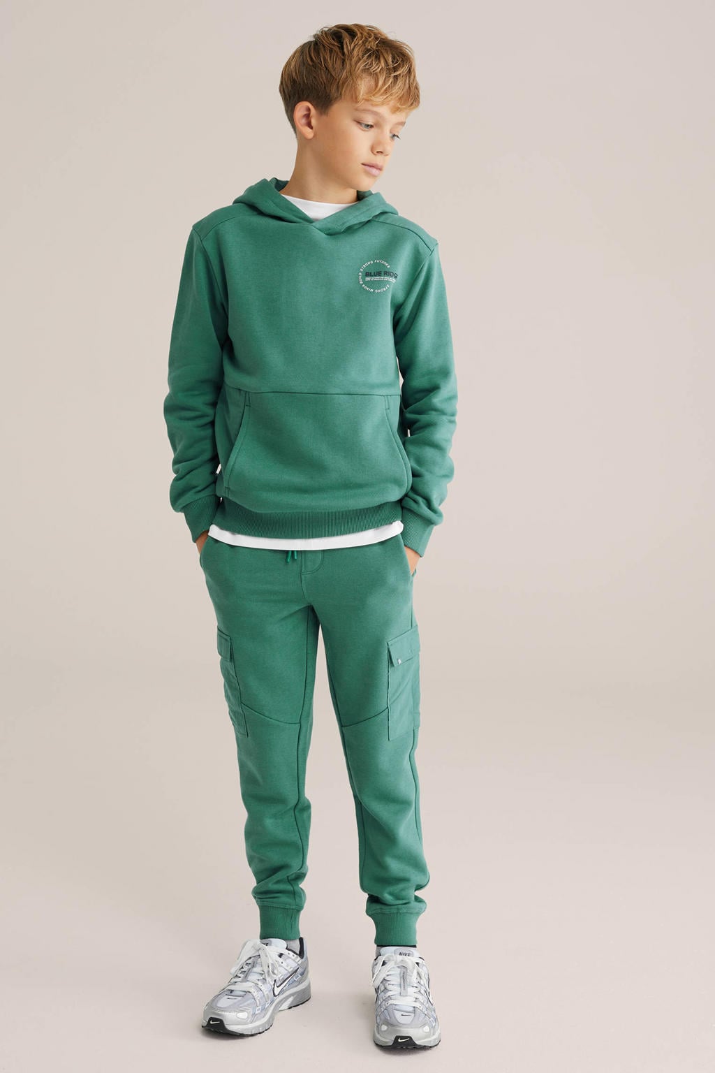 Groene jongens WE Fashion Blue Ridge Slim cargo broek van sweat materiaal met elastische tailleband met koord en effen