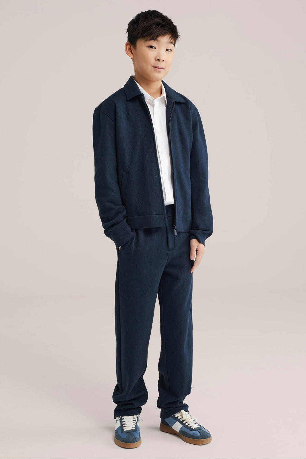 Donkerblauwe jongens WE Fashion tapered casual broek van katoen met rits- en knoopsluiting en effen