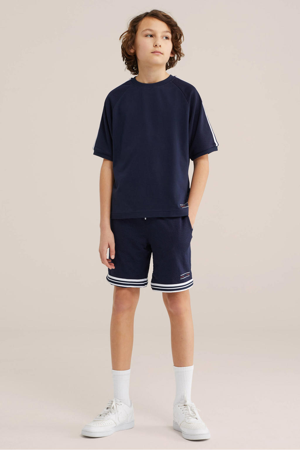 Donkerblauwe jongens WE Fashion T-shirt van katoen met effen, korte mouwen, ronde hals en contrast bies