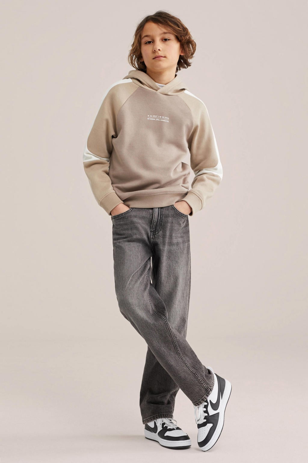 Bruin en ecru meisjes WE Fashion sweater met meerkleurige print, lange mouwen, capuchon en geribde boorden