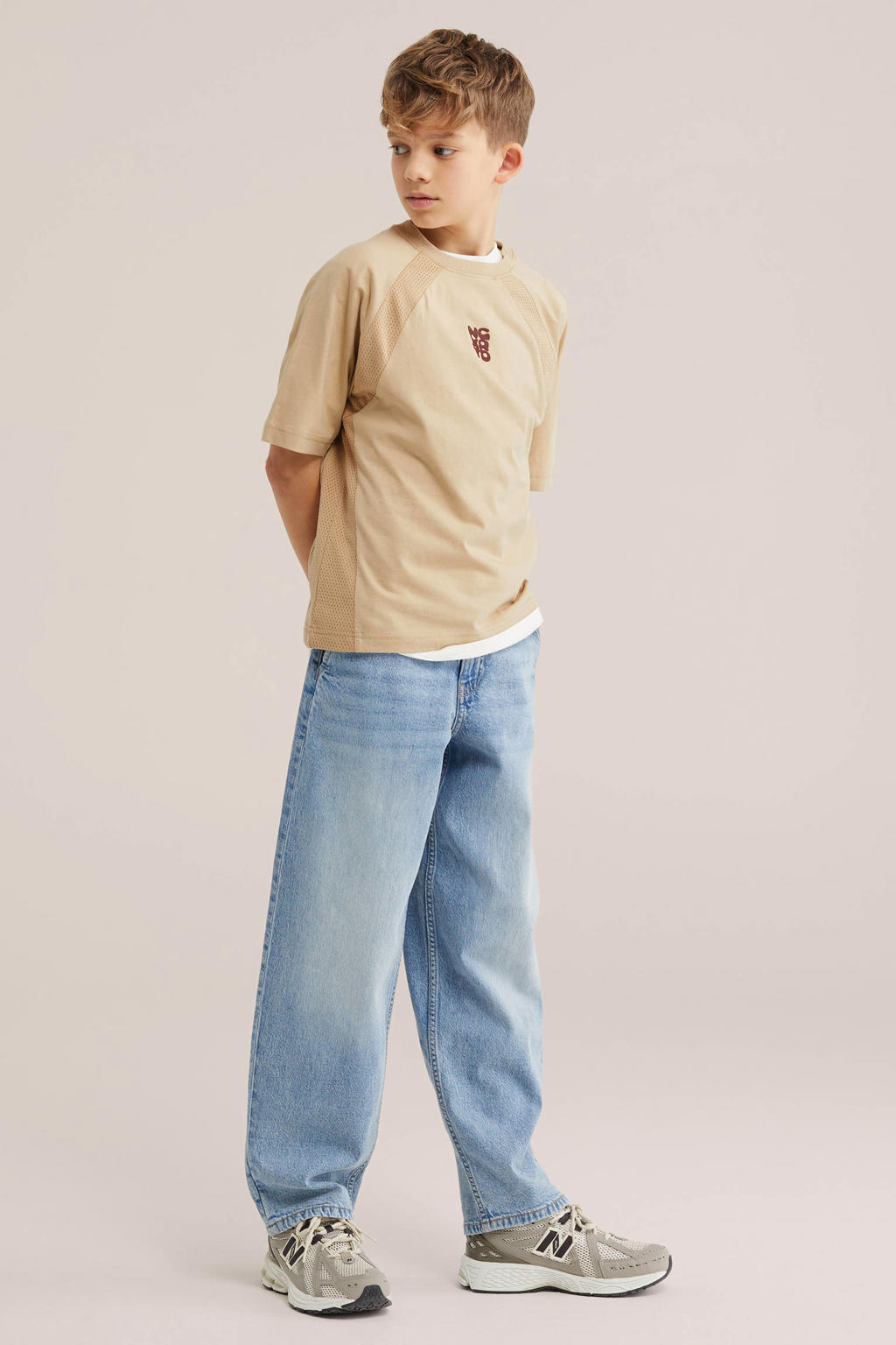 Zandkleurige jongens WE Fashion T-shirt van katoen met tekst print, korte mouwen, ronde hals en mesh