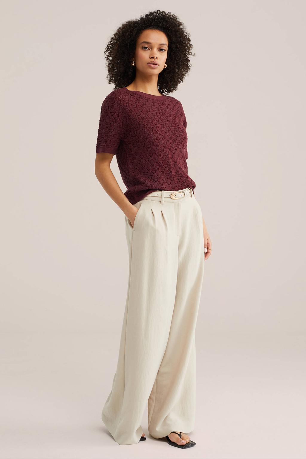Donkerrode dames WE Fashion top gebreid met effen, korte mouwen, ronde hals en ajour details