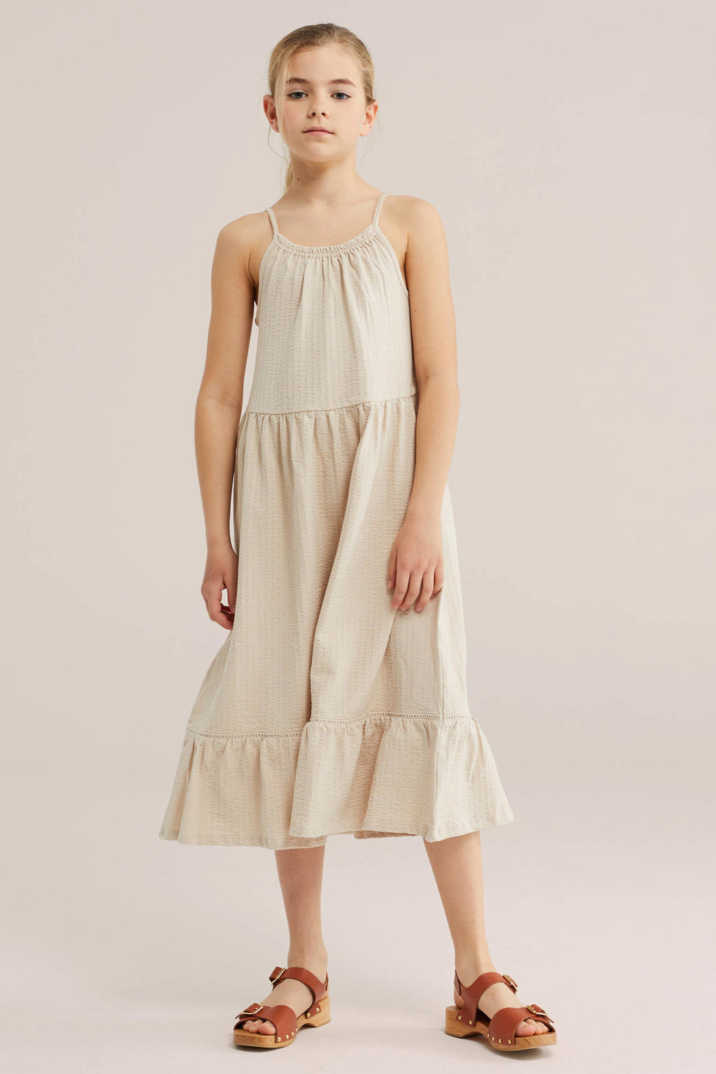 Beige meisjes WE Fashion maxi jurk van katoen met effen, spaghettibandjes, ronde hals en ruches