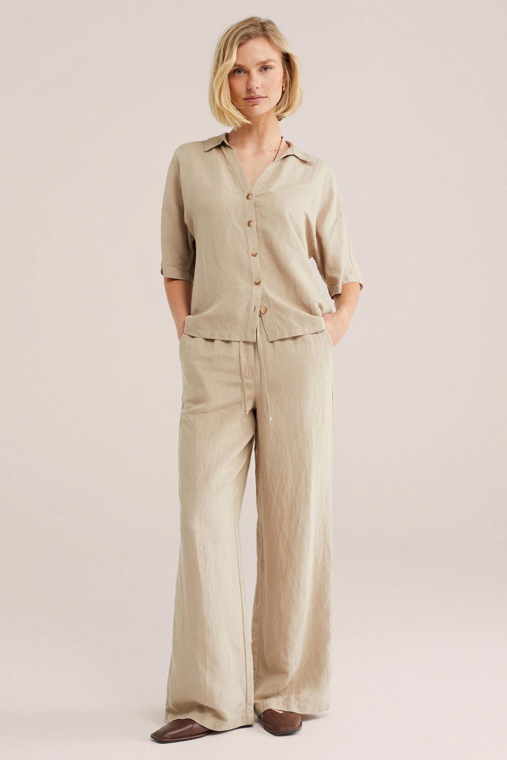 Beige dames WE Fashion wide leg regular waist broek van viscose met elastische tailleband met koord en effen