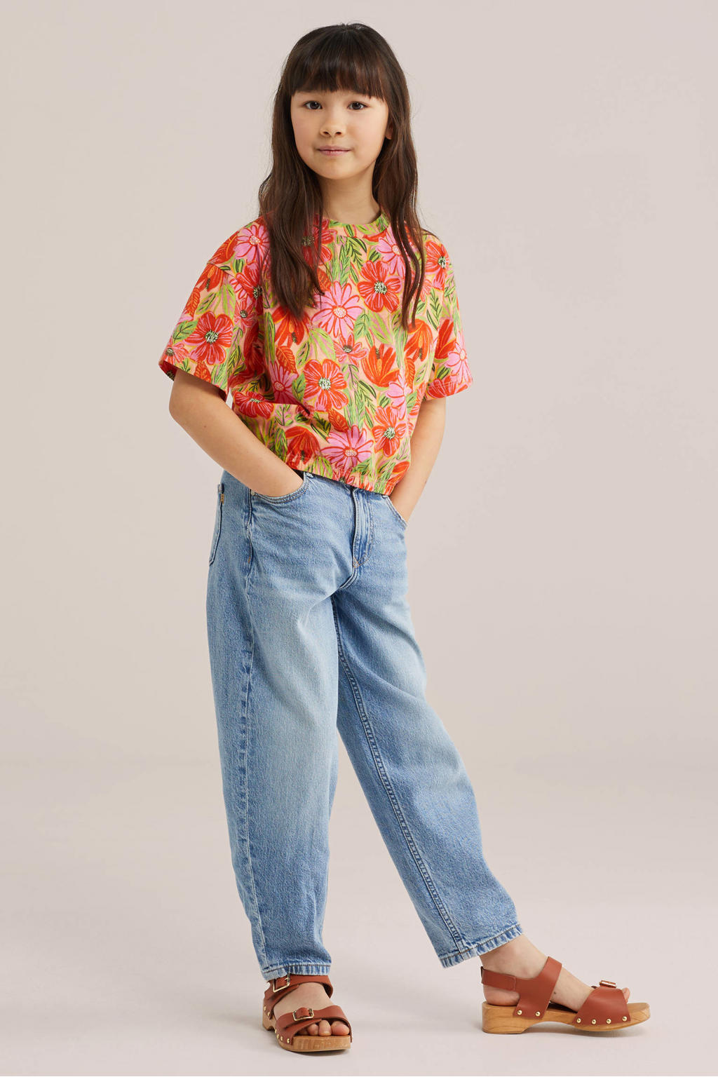 Oranje, roze en groene meisjes WE Fashion gebloemde T-shirt van katoen met korte mouwen, ronde hals en elastische boord
