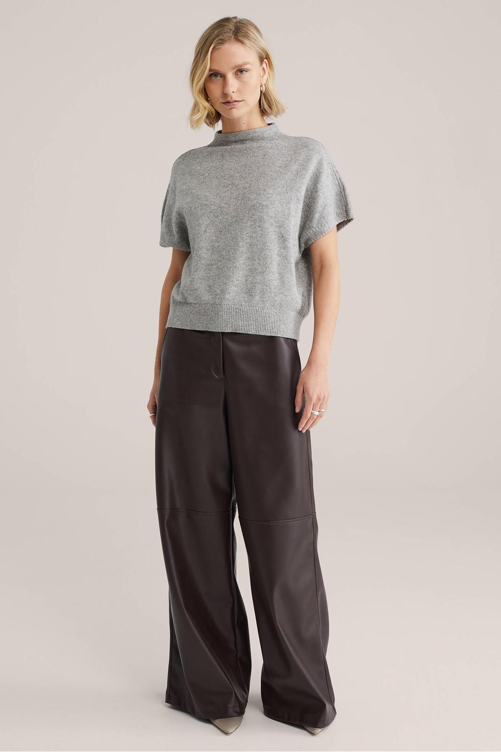 Donkerblauwe dames WE Fashion imitatieleren regular waist broek met loose fit en rits- en knoopsluiting
