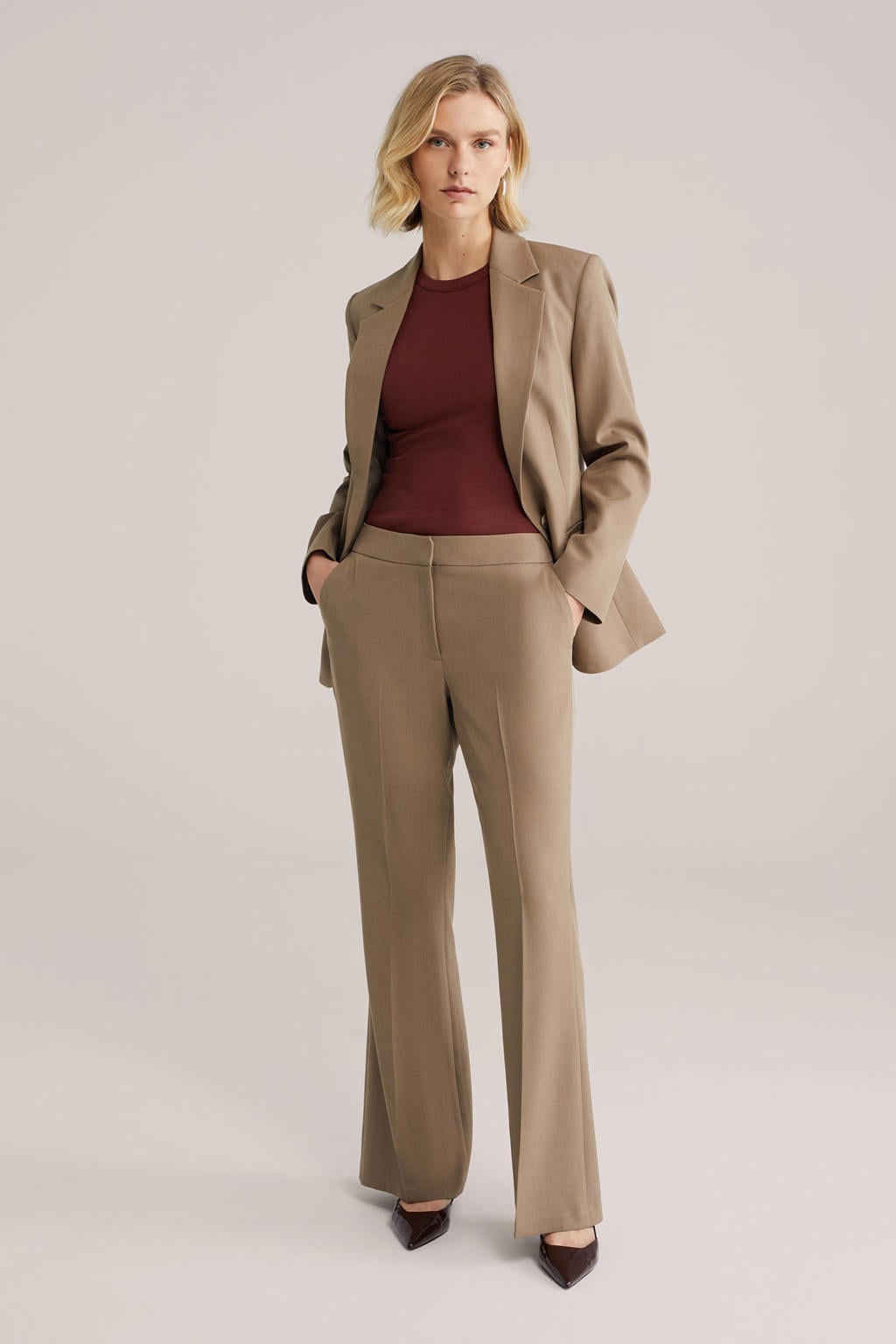 Taupe dames WE Fashion flared regular waist pantalon van polyester met knoopsluiting en effen