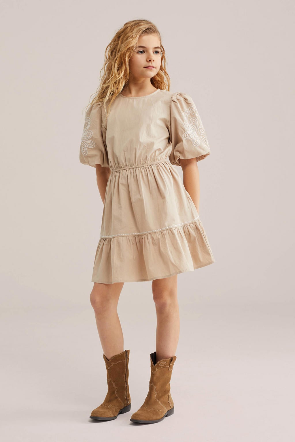 Beige meisjes WE Fashion zomerjurk van katoen met effen, korte mouwen, ronde hals, knoopsluiting en borduursels