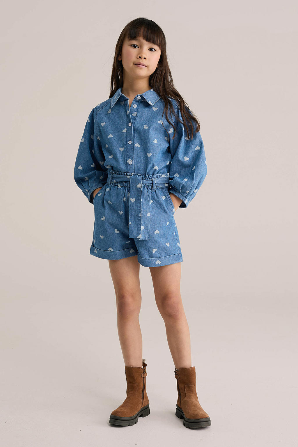 Medium blue denim meisjes WE Fashion Blue Ridge blouse van denim met hartjesprint, driekwart mouwen, klassieke kraag en knoopsluiting