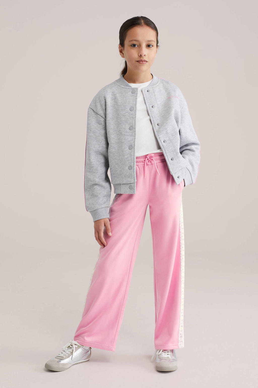 Lichtroze meisjes WE Fashion loose casual broek van polyester met elastische tailleband met koord en effen