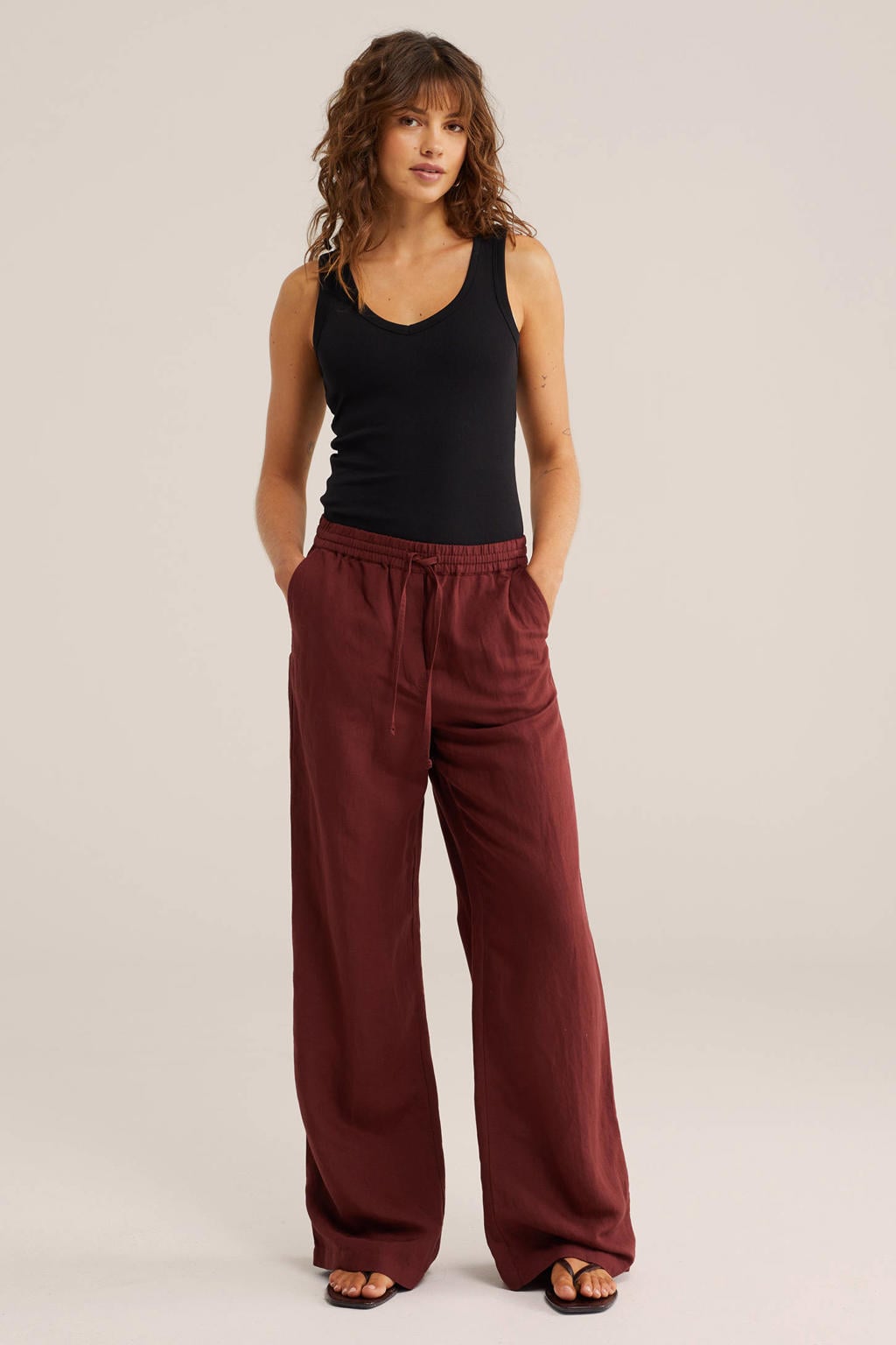 Donkerrode dames WE Fashion wide leg regular waist broek van viscose met elastische tailleband met koord en effen