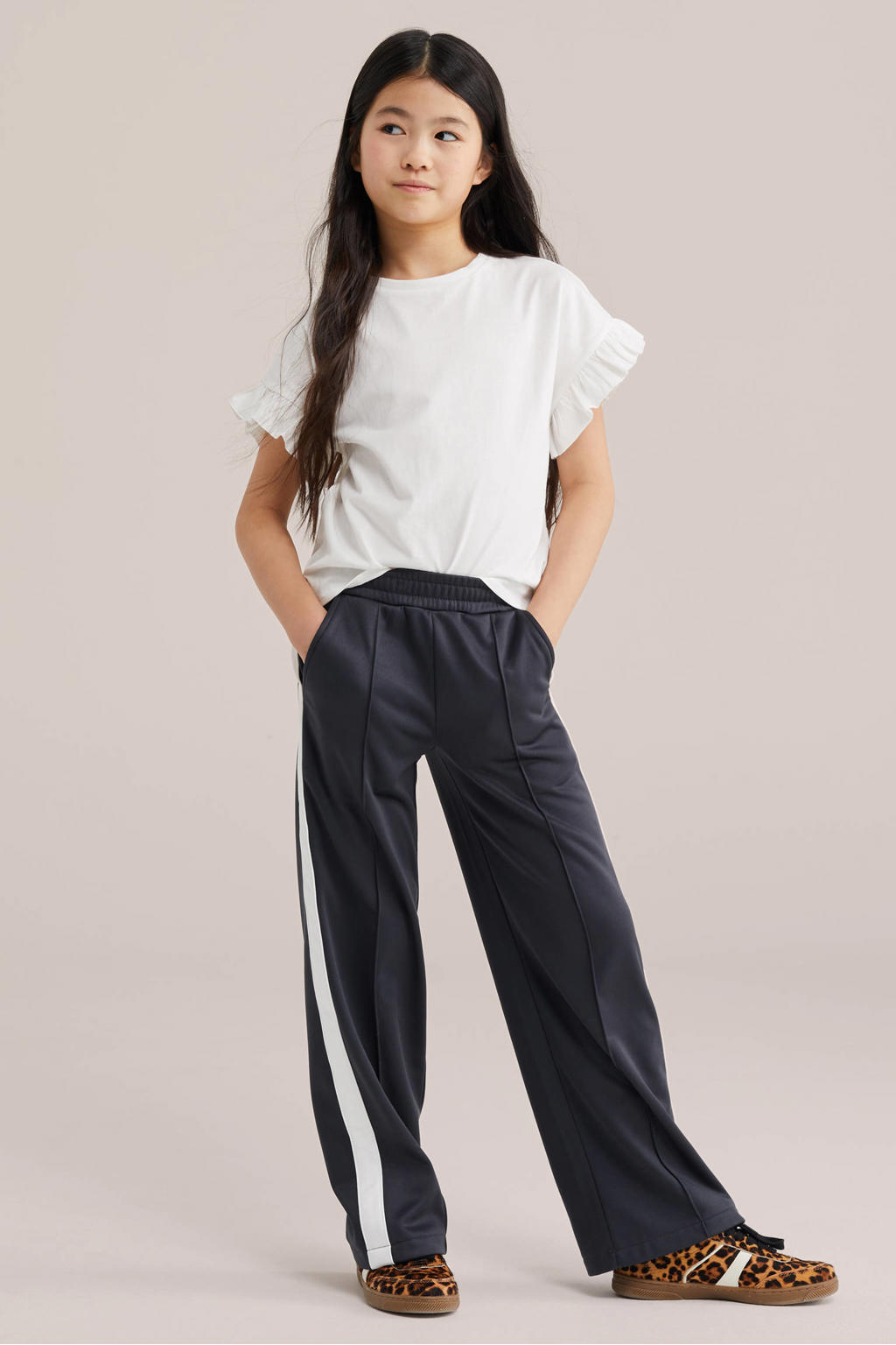 Zwarte meisjes WE Fashion loose casual broek van polyester met elastische tailleband en strepenprint