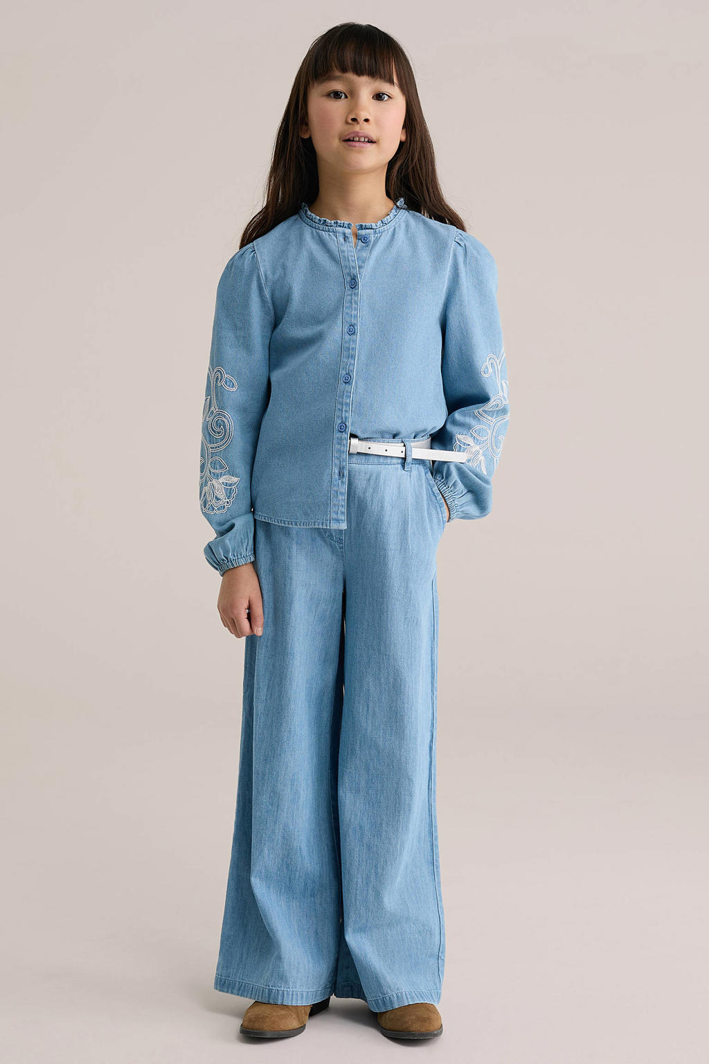 Light blue denim meisjes WE Fashion Blue Ridge gebloemde blouse van denim met lange mouwen, ronde hals, knoopsluiting en borduursels
