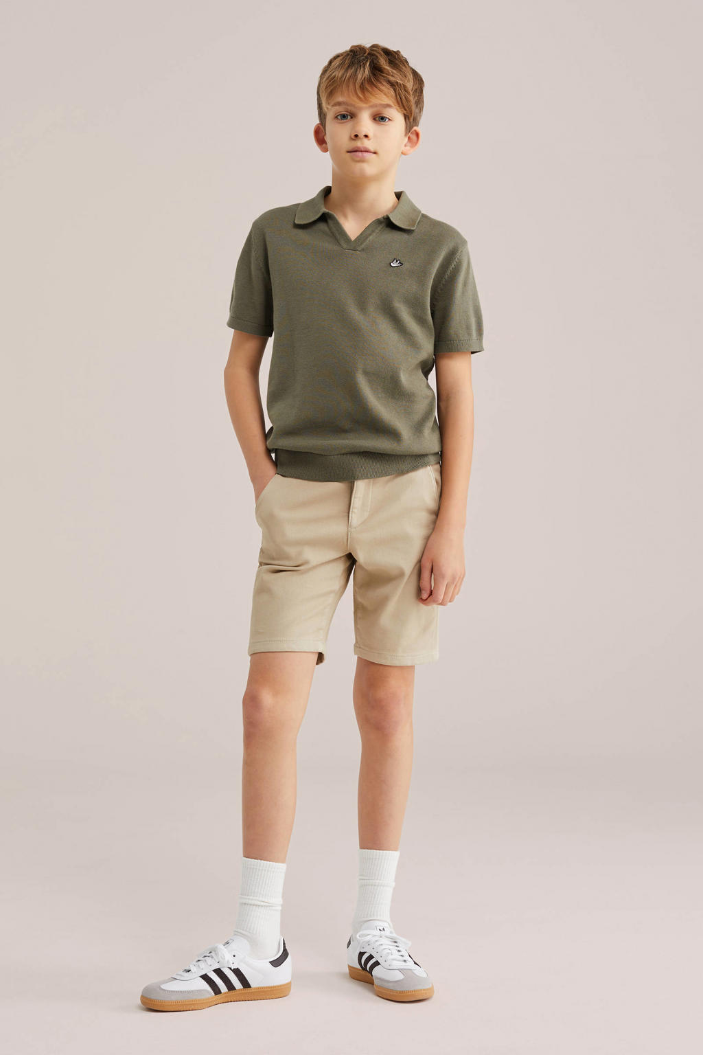 Beige jongens WE Fashion chino short van katoen met rits- en knoopsluiting en effen