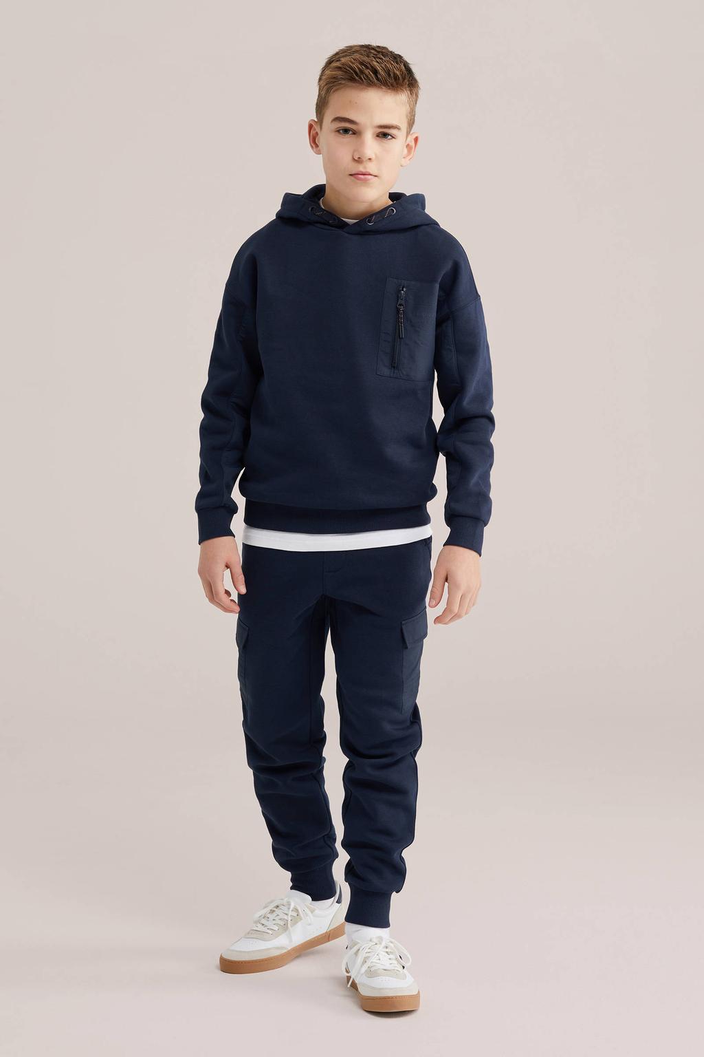 Donkerblauwe jongens WE Fashion slim casual broek van sweat materiaal met elastische tailleband met koord en effen