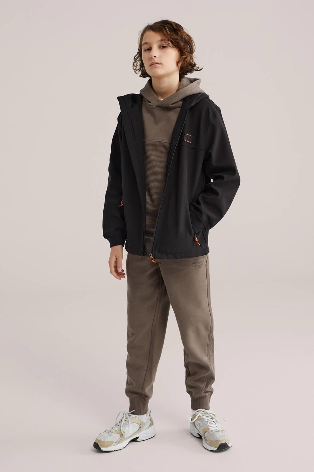 Zwarte jongens WE Fashion softshell jas lente van polyester met effen, lange mouwen, capuchon en ritssluiting
