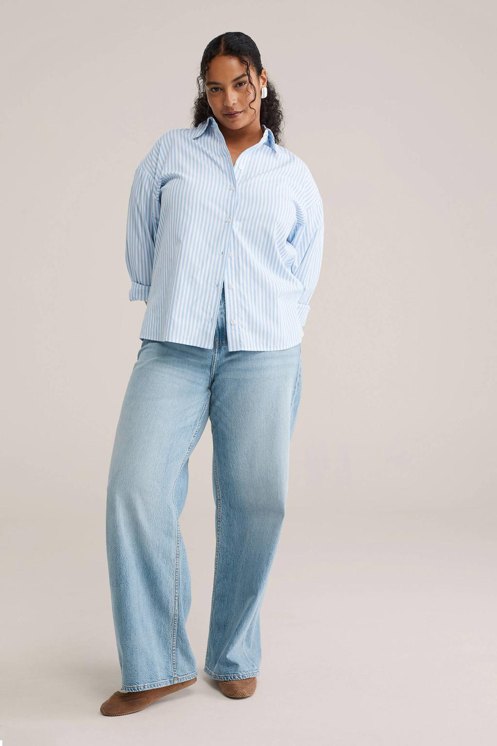 Light blue denim dames WE Fashion Blue Ridge high waist wide leg jeans van denim met rits- en knoopsluiting en effen