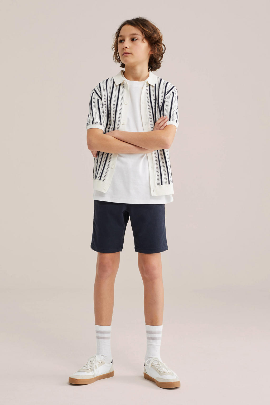 Donkerblauwe jongens WE Fashion chino short van katoen met rits- en knoopsluiting en effen