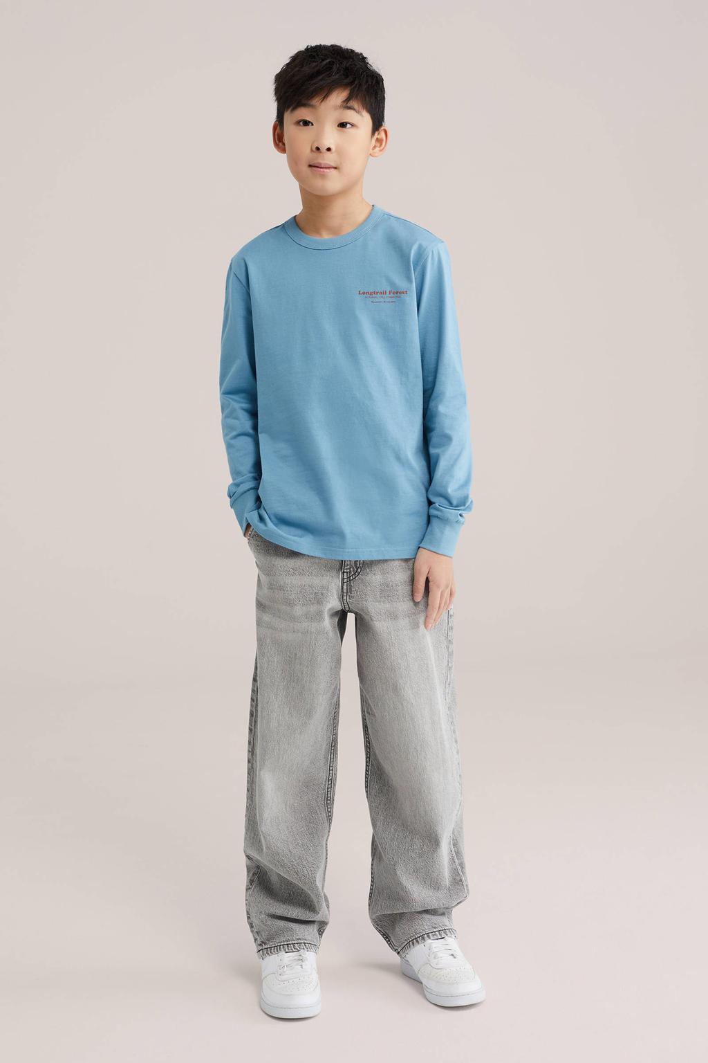 Blauwe jongens WE Fashion longsleeve van sweat materiaal met backprint, lange mouwen, ronde hals en geribde boorden