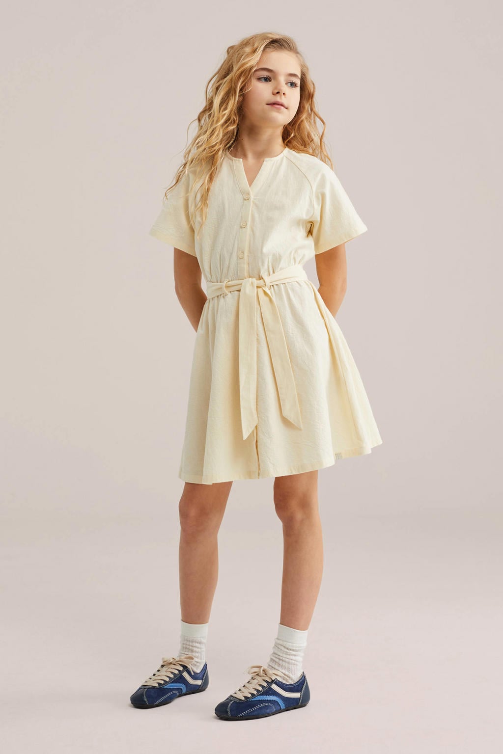 Lichtgele meisjes WE Fashion zomerjurk van katoen met effen, korte mouwen, V-hals, knoopsluiting en ceintuur