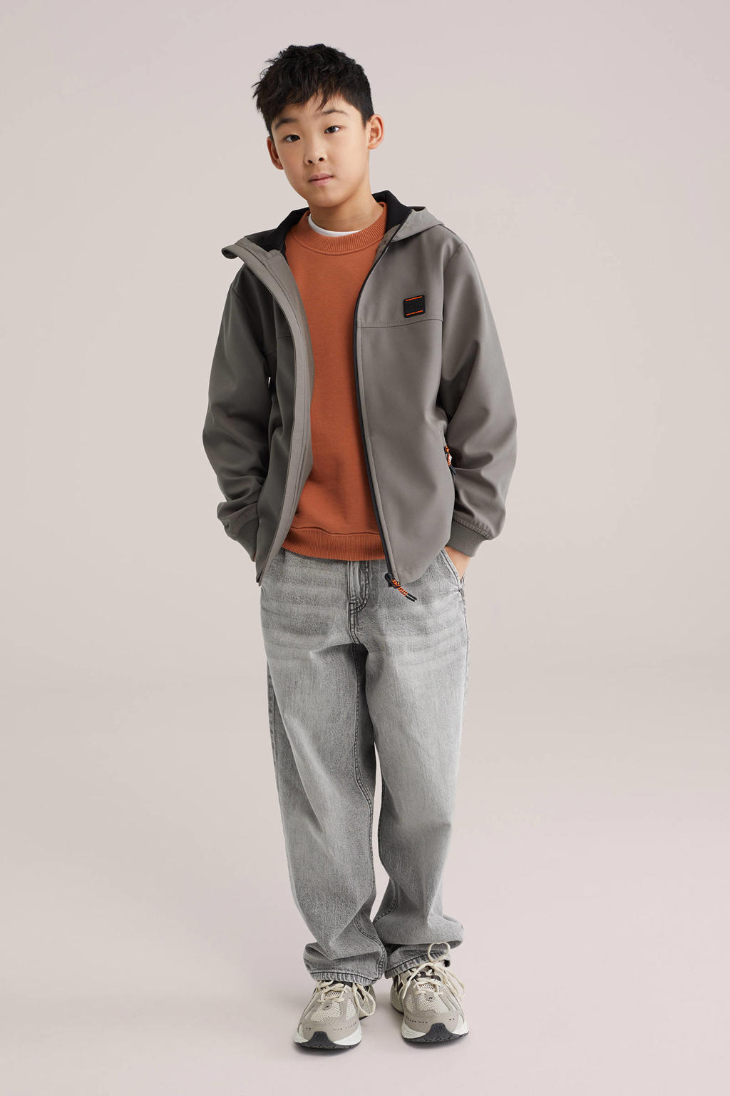 Grijze jongens WE Fashion softshell jas lente van polyester met effen, lange mouwen, capuchon en ritssluiting